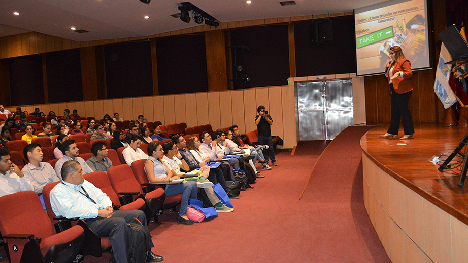 Gina Fuentes durante la conferencia en el Aula Magna de la Sede Guayaquil.