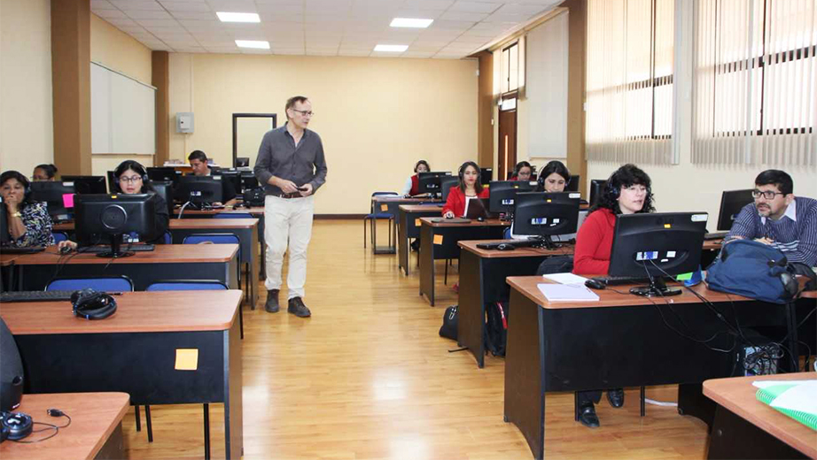 Dr. Rafael Sánchez during the seminar