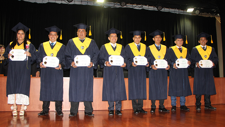 New professionals of Universidad Politécnica Salesiana.