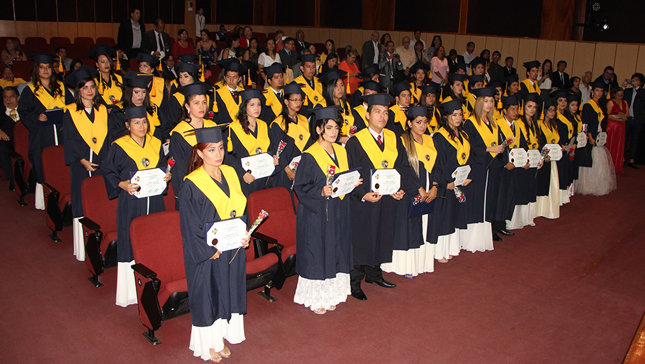 Los graduados en la ceremonia de incorporación realizada en el Aula Magna de la Sede Guayaquil.