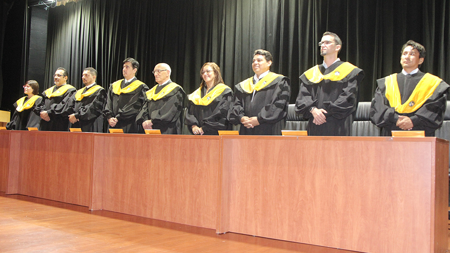Mesa directiva durante la ceremonia de graduación.