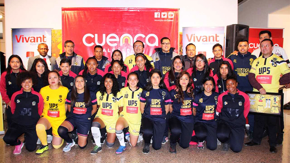 Equipo y cuerpo técnico UPS-Carneras con los nuevos uniformes