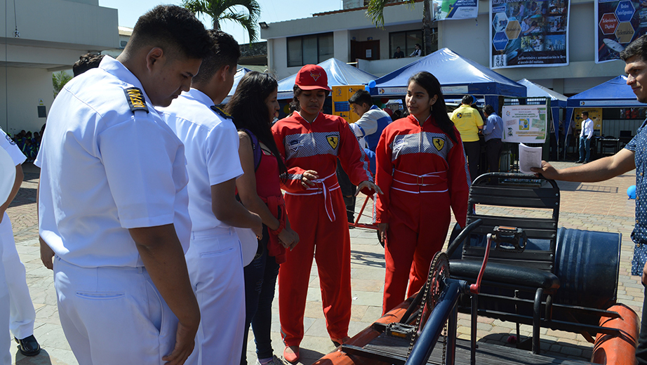 Exhibición de proyectos en la carrera de Ing. Automotriz