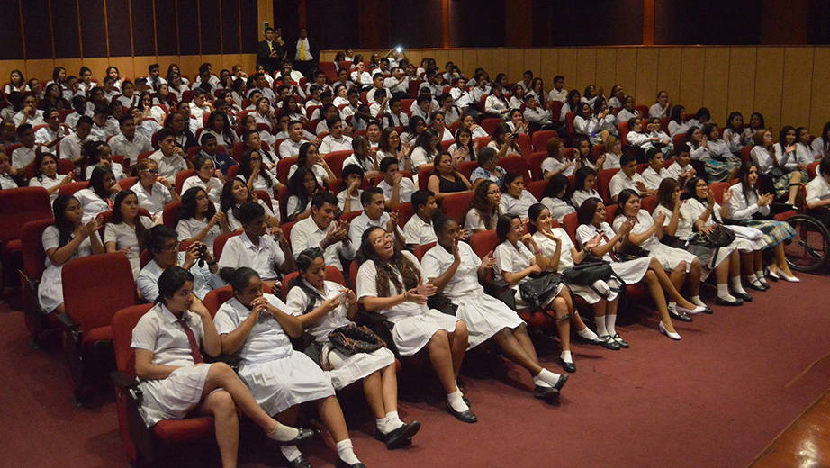 Visitantes reciben charlas informativas sobre La Salesiana.