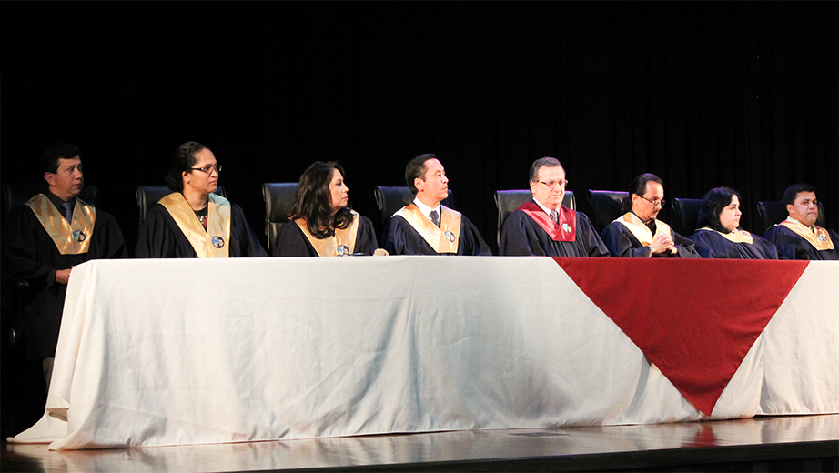Mesa directiva presidida por el Dr. José Juncosa, vicerrector de la sede Quito y directores de las carreras