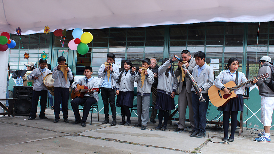 Intervención del grupo musical juvenil de la Unidad Educativa 11 de Octubre