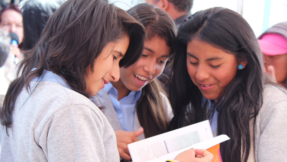 Estudiantes de la escuela 11 de Octubre leyendo el libro