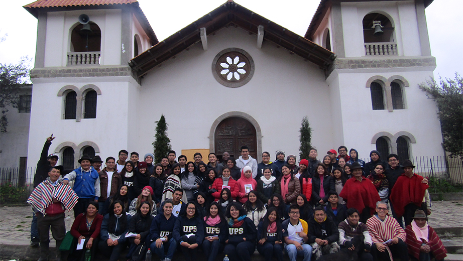 Grupo de misioneros en la parroquia de Simiatug