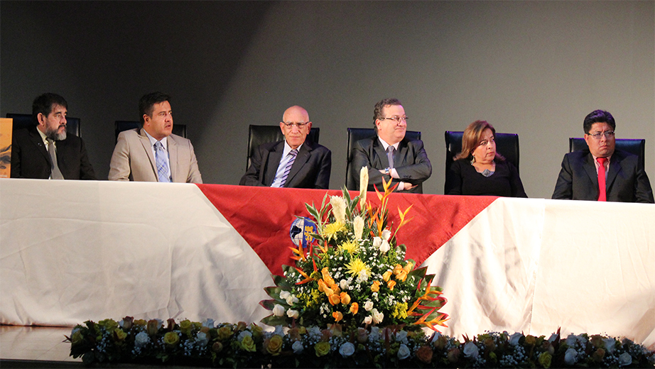 Mesa directiva en el acto inaugural de la MAE conformada por: (de izq.) Santiago Solano, Diego Peñaloza, P. Javier Herrán, José Juncosa, Rosita Espinoza y Patricio Benavides