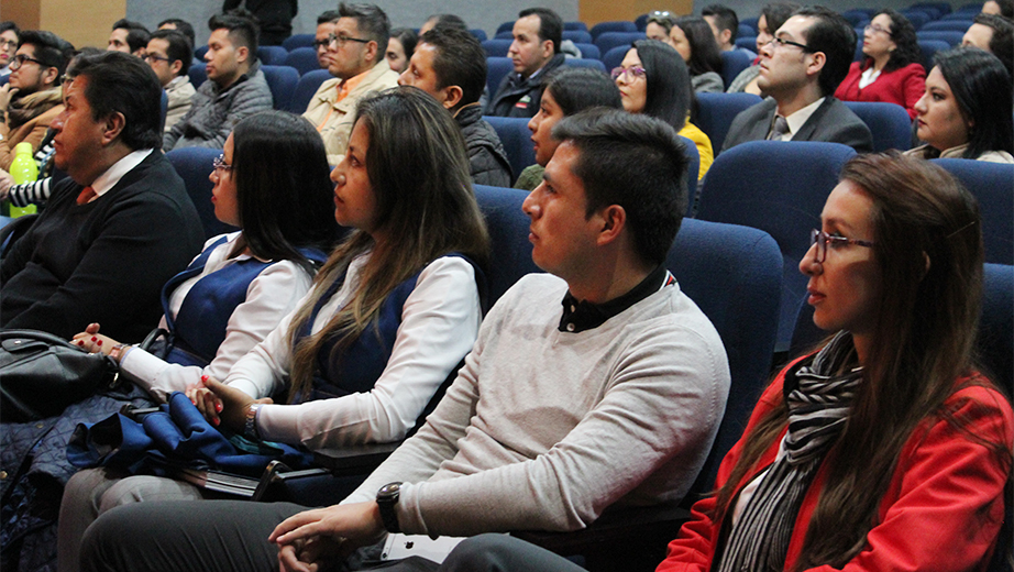 Estudiantes de la MAE en el acto inaugural realizado en Aula Magna del campus El Girón