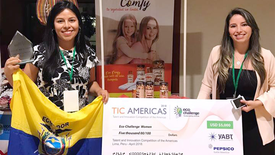 Karla Altamirano y Paula Salazar en la premiación de la TIC Américas 2018, categoría Eco-reto -mujeres, Perú