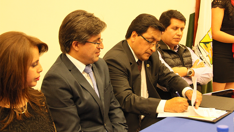 César Vásquez, vicerrector de la UPS sede Cuenca al momento de la firma del convenio