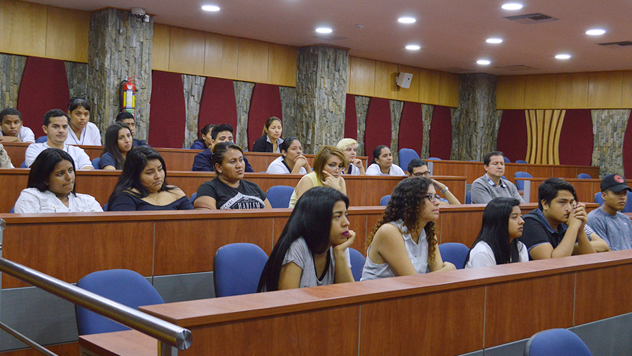 Estudiantes de La Salesiana y representantes de instituciones médicas de Guayaquil