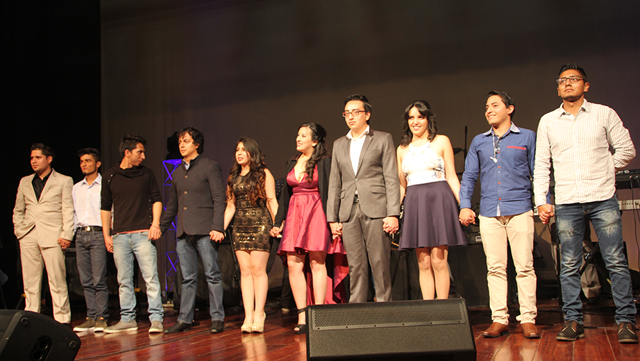 Finalistas del concurso esperando el veredicto del jurado.