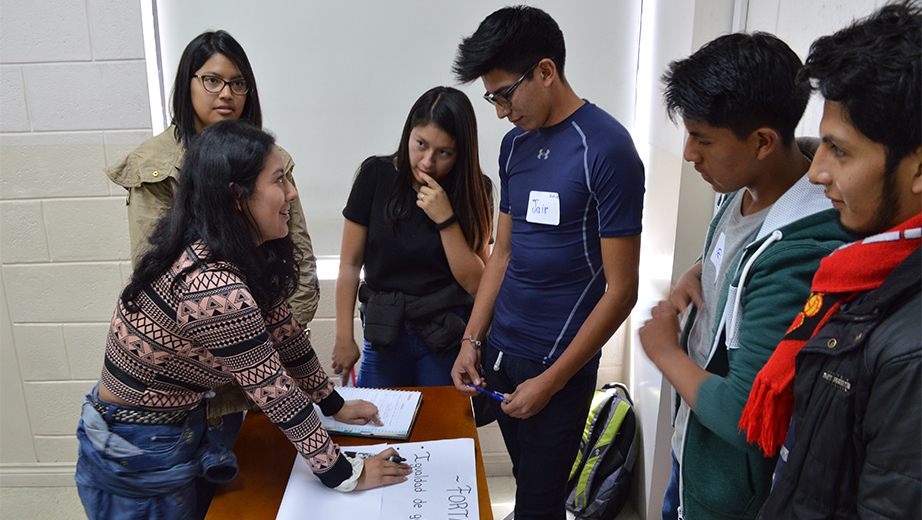 Estudiantes presentan sus trabajos en las jornadas de inclusión universitaria
