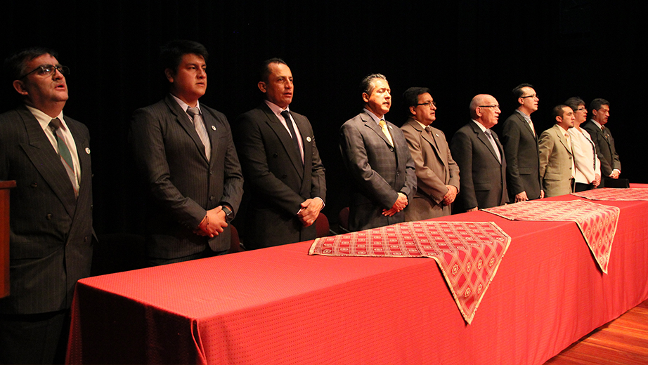 Mesa directiva en la sesión solemne.