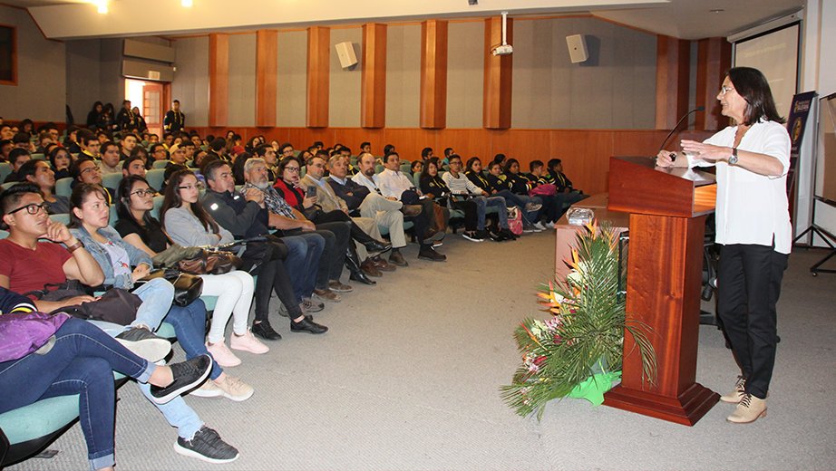 Estudiantes en la charla de la Doctora María Noel Rodríguez.