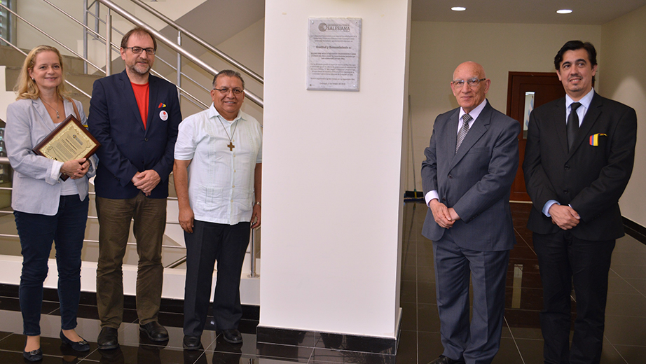 Autoridades junto a la placa conmemorativa en el nuevo edificio