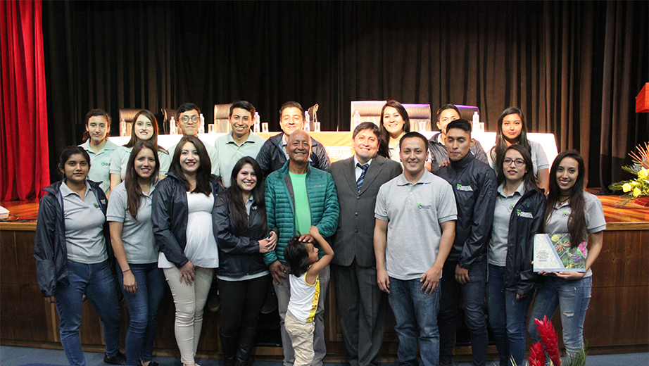 Paco Noriega y el Yachay Alberto Taxo con estudiantes del Grupo ASU Guardianes del Kutukú