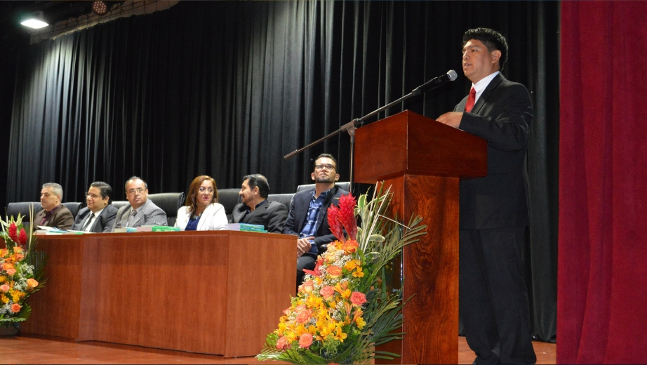 Víctor Iza, author of the book 