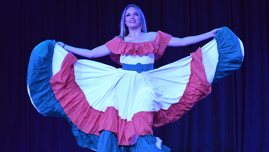 Los bailarines presentaron una variada puesta en escena que incluía variados estilos de baile