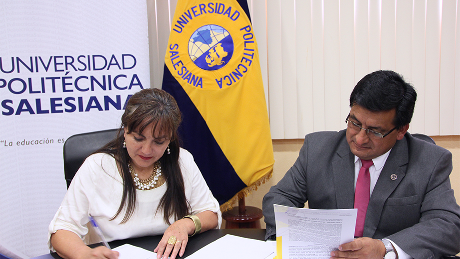 Patricia Huiracocha (MIDUVI) y César Vásquez (UPS) firmando el convenio de cooperación interinstitucional