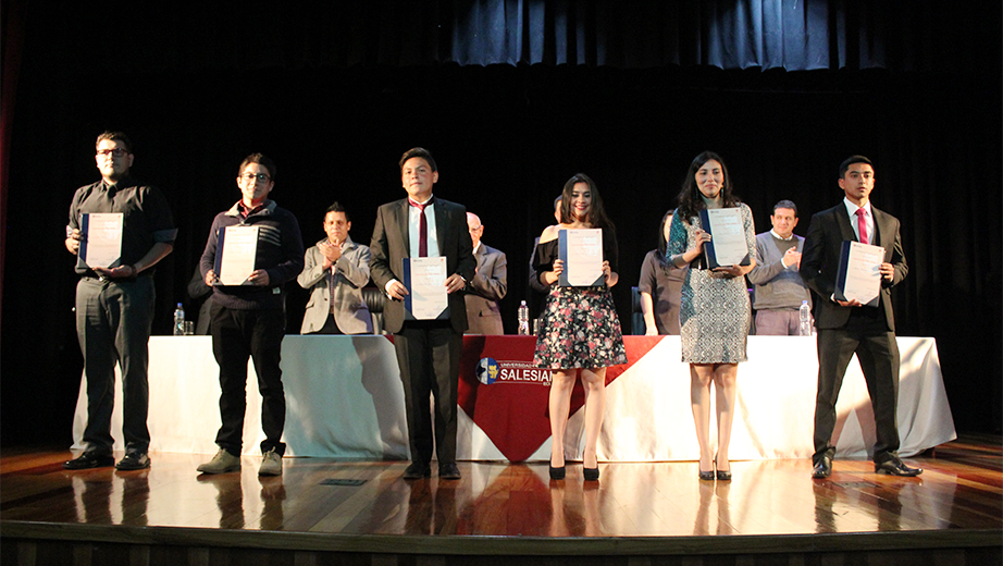 Estudiantes de La Salesiana recibiendo certificación Cambridge