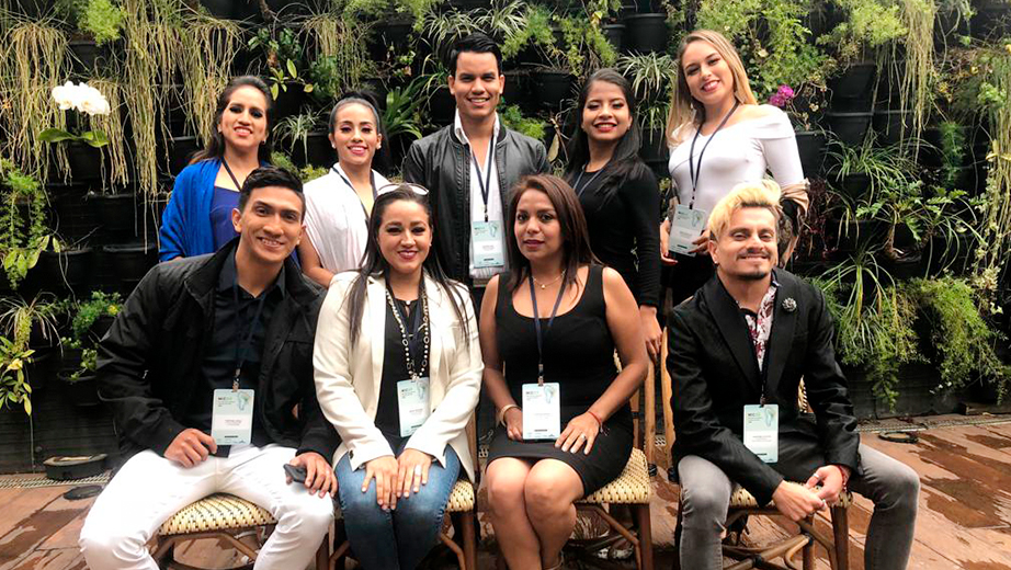 Grupo de Danza Moderna de la Sede Guayaquil junto a Doris Herrera y Juan Pablo Acosta de la Sede Quito