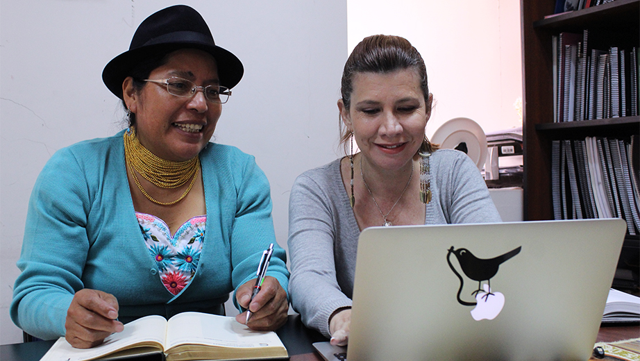 María Sol Villagómez y Aurora Iza, docentes de Educación Intercultural Bilingüe