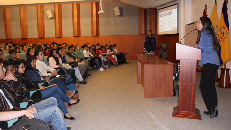 Participación de Diana Calle, directora del Área de Ciencias Administrativas