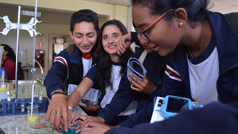 Estudiantes de colegios de la capital visitan las instalaciones de La Salesiana