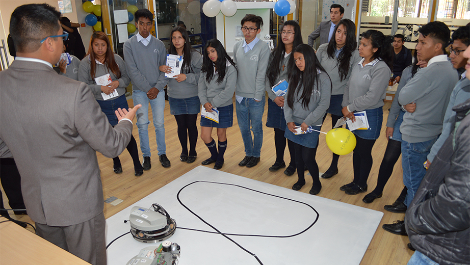 Estudiantes de colegios de la capital visitan las instalaciones de La Salesiana