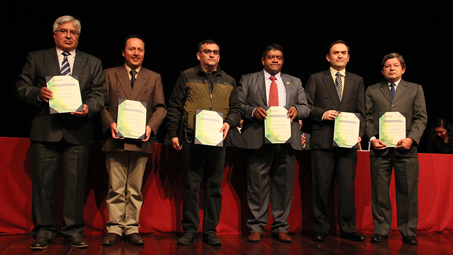 Docentes fundadores de la Carrera de Ingeniería Ambiental con su reconocimiento.