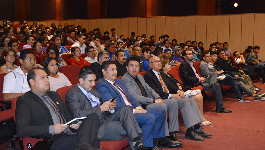 Estudiantes y docentes que participaron en la presentación de los libros