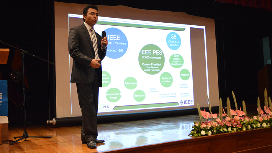 Diego Carrión durante la charla de motivación sobre la Rama Estudiantil IEEE a los asistentes