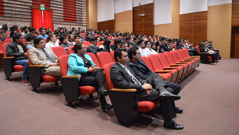 Estudiantes y docentes presentes en el Aula Magna