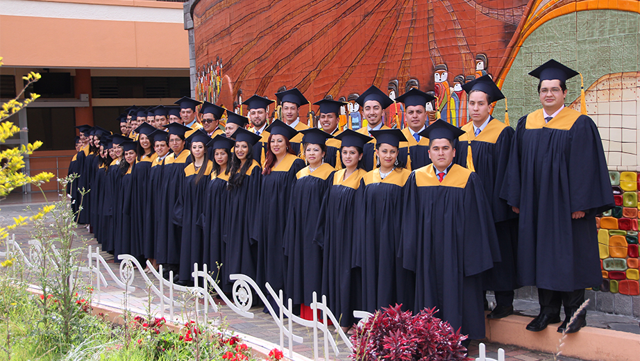 Imagen grupal de los nuevos graduados de la UPS