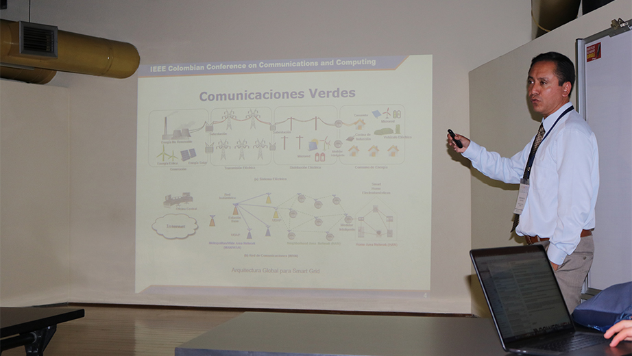 Profesor Esteban Inga presentando su investigación en el Congreso IEEE COLCOM 2018