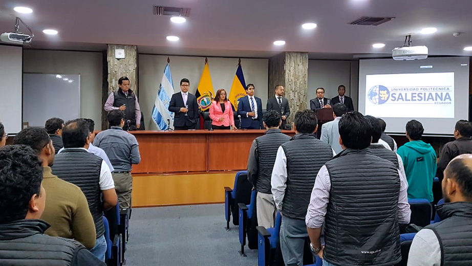 Autoridades y directores de posgrados durante la inauguración