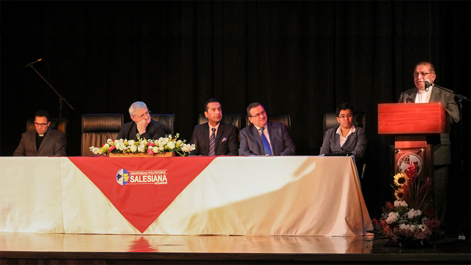 Mesa directiva: (de izq.) P. Rómulo Sanmartín, Nuncio Apostólico Andrés Carrascosa, Dr. Luis Tobar, Dr. José Juncosa, Hermana Vanessa Bravo y P. Francisco Sánchez durante su discurso