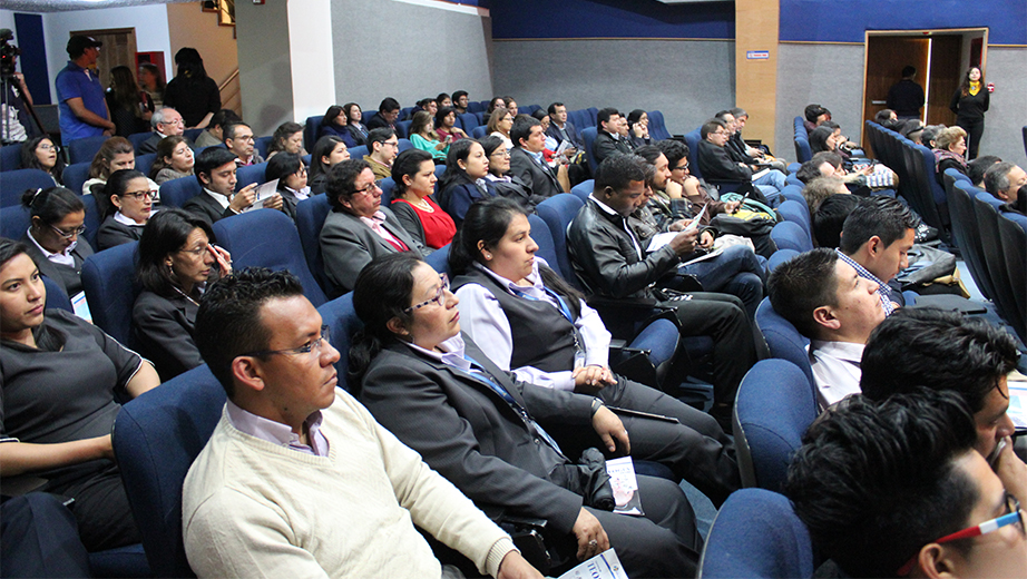 Estudiantes, docentes y miembros de comunidades religiosas durante la inauguración de la carrera de Teología Online