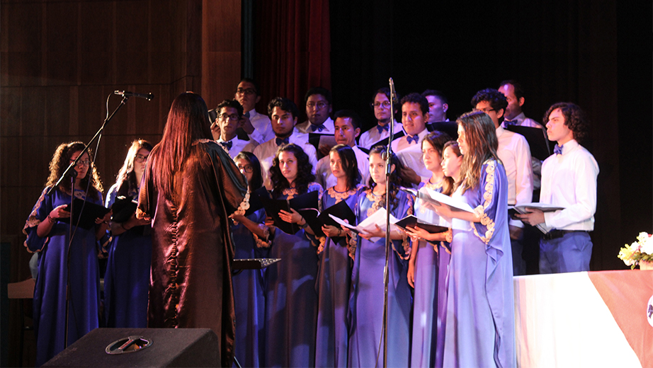 Coro de la Sede Quito interpretando canciones de música sacra durante el evento