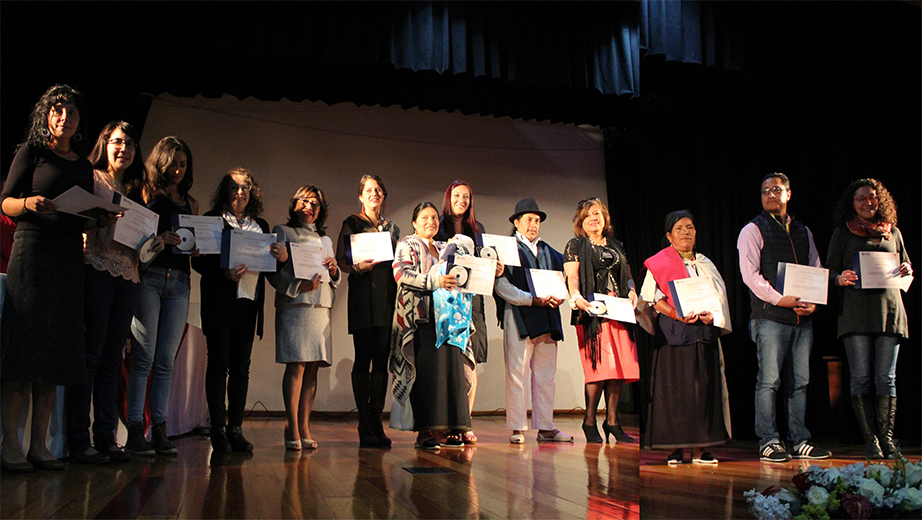 Entrega de certificados a los participantes del proyecto