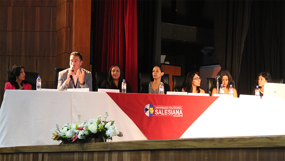 (de izq.) Daniela Ochoa, Carlos Cisneros, María Isabel Yánez, Sofía Benavides, Nathalia Pineda, Nataly Carrillo y Jessica Rosales, panelistas del conversatorio 