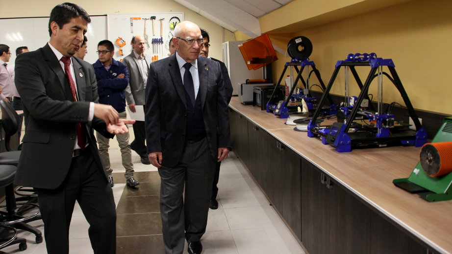 Autoridades y docentes de la UPS realizando un recorrido en el nuevo Laboratorio de Prototipado.