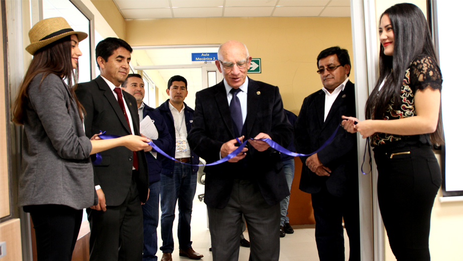 Padre Javier Herrán, Rector de la UPS, realiza el corte de cinta inaugurando el nuevo Laboratorio de Prototipado.