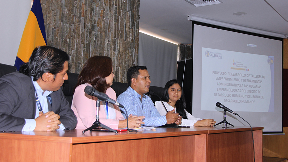 Autoridades de la Salesiana sede Guayaquil y el MIES durante la inauguración del evento