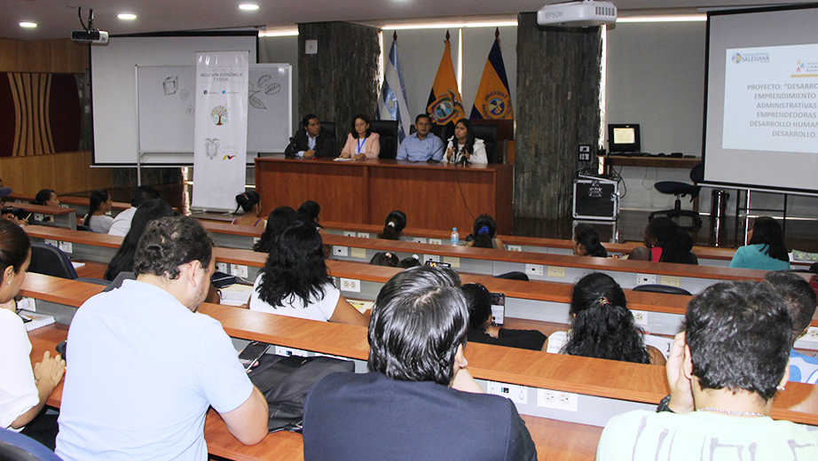 Asistentes a la inauguración de los talleres de emprendimiento