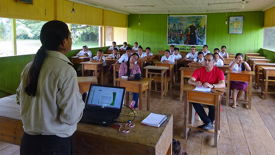 Pujupat Clemente Timias Wishu socializa su trabajo de titulación ante estudiantes del colegio de la Misión Wasakentsa