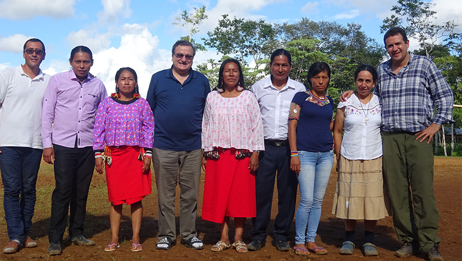 José Juncosa y Sebastián Granda con los estudiantes de Educación Intercultural Bilingüe de Wasakentsa